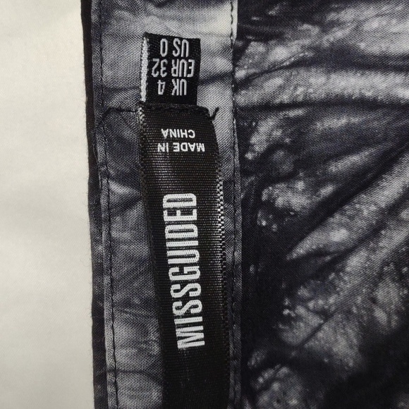 Missguided black abstract 3/4 sleeves button down tunic, size 0 - Picture 7 of 11